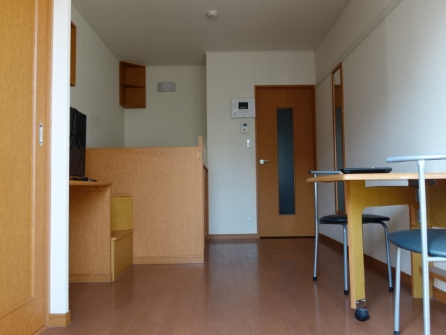 レオパレスシーサイド江井島の居間・リビング