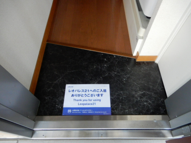 レオパレスシーサイド江井島の玄関