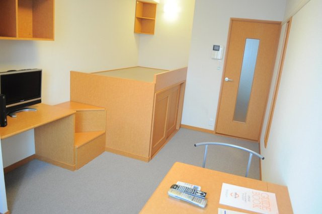 レオパレスシーサイド江井島の居間・リビング|2Ｆはカーペット