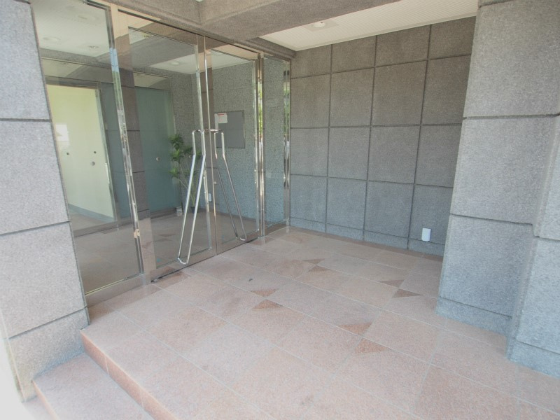 カルフ－ル緑井のエントランス