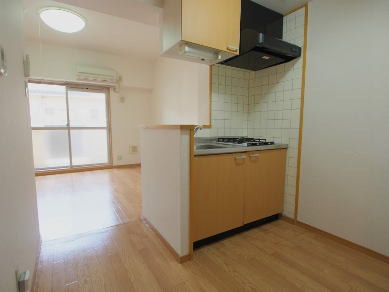 カルフ－ル緑井の居間・リビング