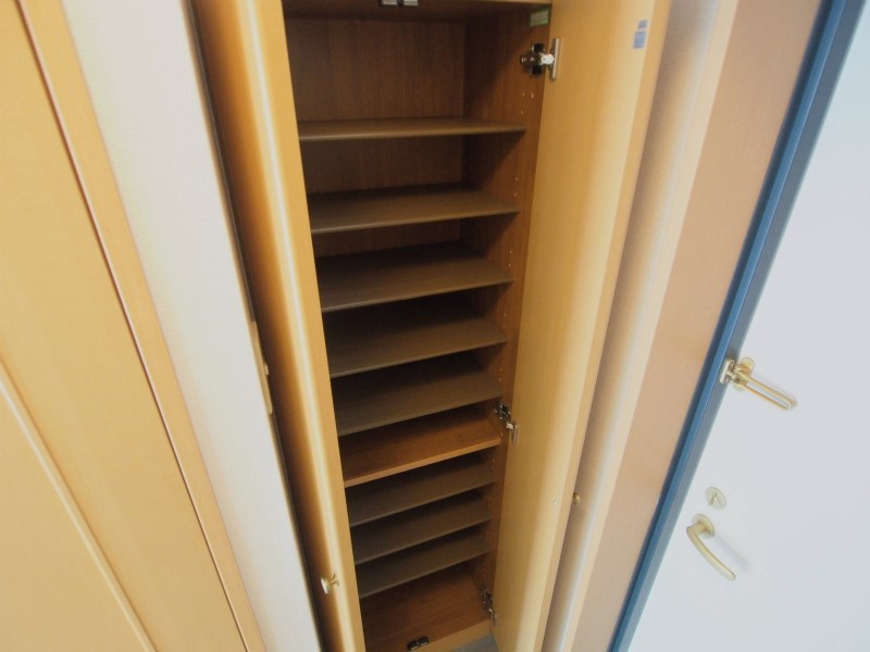 カルフ－ル緑井の玄関