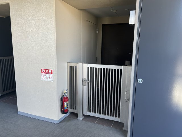 エルグレース彩都箕面D棟の玄関|プライバシーと独立性を高める門扉付きの専用ポーチ（約2.35㎡）