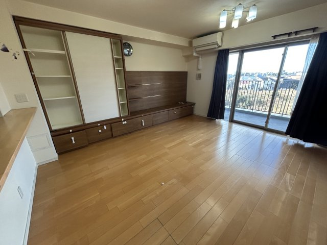 エルグレース彩都箕面D棟｜88㎡・3LDK｜駅徒歩6分｜南西向き・眺望良好の居間・リビング|壁面収納で美しく暮らす。 テレビボードや棚が一体となった、機能的な収納付き。