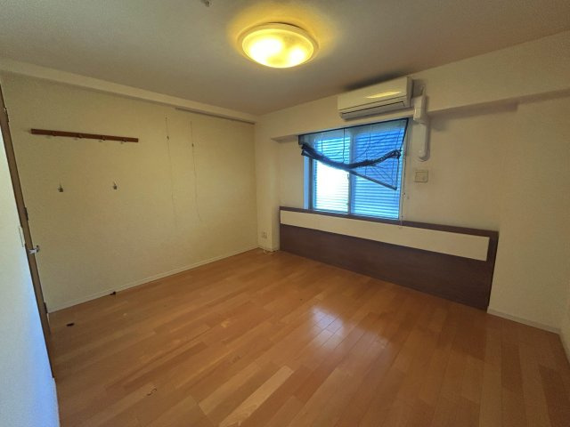 エルグレース彩都箕面D棟の洋室|主寝室にふさわしいゆとり。 約8.6帖の広さがあり、大型ベッドもゆったり配置可能です