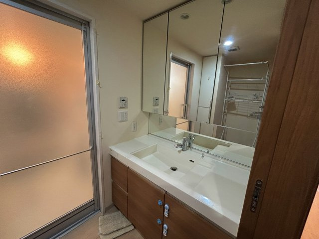 エルグレース彩都箕面D棟｜88㎡・3LDK｜駅徒歩6分｜南西向き・眺望良好の独立洗面台|忙しい朝もスムーズに。 収納豊富な三面鏡付き洗面化粧台で、身支度も快適です。