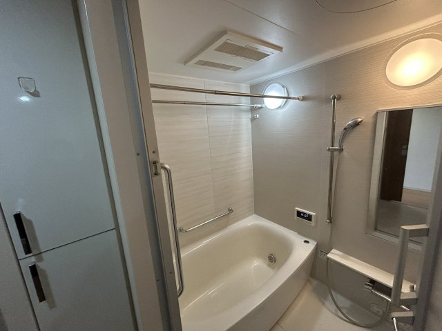 エルグレース彩都箕面D棟｜88㎡・3LDK｜駅徒歩6分｜南西向き・眺望良好の浴室|一日の疲れを癒す1418サイズ。 お子様ともゆったり入浴できる広々としたバスルームです