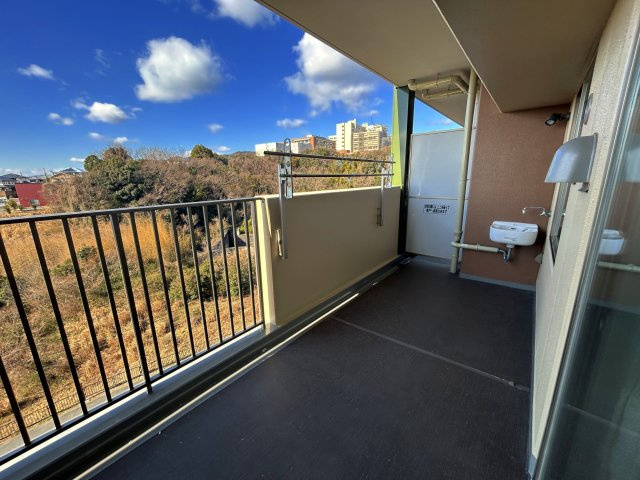 エルグレース彩都箕面D棟｜88㎡・3LDK｜駅徒歩6分｜南西向き・眺望良好のバルコニー|奥行き約2.0mのワイドバルコニー。 洗濯物はもちろん、ガーデニングも楽しめる広さです 。
