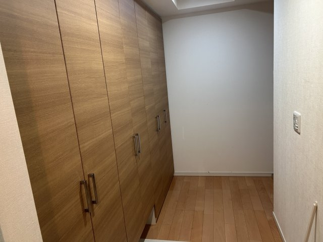 エルグレース彩都箕面D棟｜88㎡・3LDK｜駅徒歩6分｜南西向き・眺望良好の玄関|プライバシーを守るクランク動線。 玄関ドアを開けても室内が丸見えにならない、配慮された設計です 。