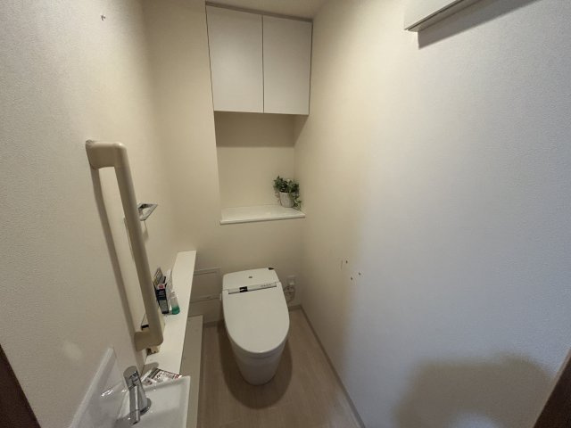 エルグレース彩都箕面D棟｜88㎡・3LDK｜駅徒歩6分｜南西向き・眺望良好のトイレ|清潔で機能的なレストルーム。 吊戸棚付きで、ストック品もすっきりと収納できます 。