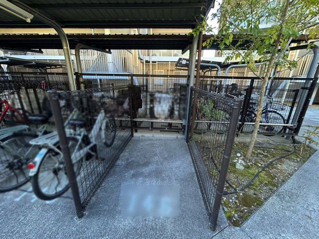 エルグレース彩都箕面D棟｜88㎡・3LDK｜駅徒歩6分｜南西向き・眺望良好の駐輪場|一戸ごとにフェンスで仕切られた専用のサイクルポートを採用しています。