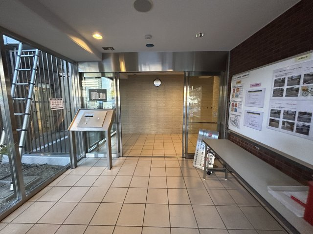 エルグレース彩都箕面D棟｜88㎡・3LDK｜駅徒歩6分｜南西向き・眺望良好のエントランス|訪問者を映像と音声で確認できるオートロックシステムを完備。住戸内に入る前の最初の守りとして、高い防犯性を備えています。