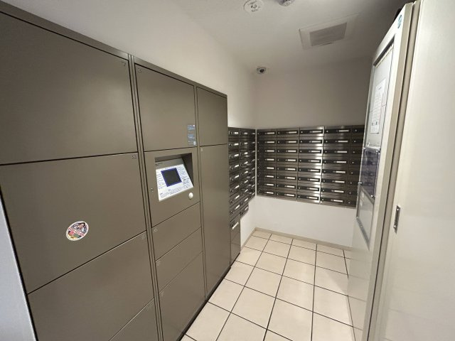 エルグレース彩都箕面D棟｜88㎡・3LDK｜駅徒歩6分｜南西向き・眺望良好の設備|不在時も安心、24時間受け取り可能な宅配ボックス。