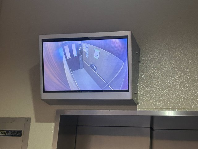 エルグレース彩都箕面D棟｜88㎡・3LDK｜駅徒歩6分｜南西向き・眺望良好のその他|「見守り」の安心を、乗る前に。 エレベーターホールには、かご内の様子をリアルタイムで確認できる防犯モニターを設置しています。