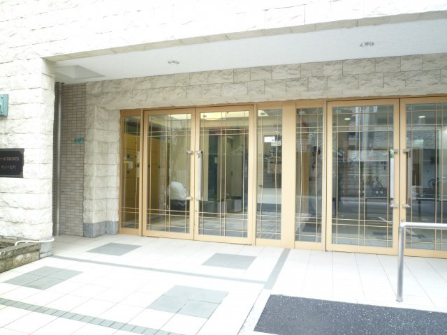 コーポYAHATAナンバ元町のエントランス