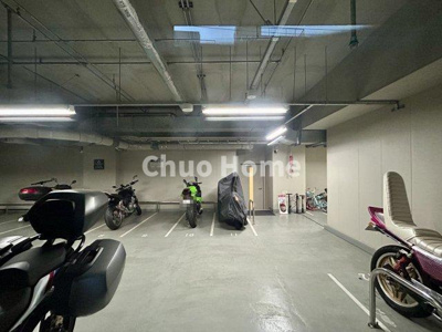 【駐車場】 | ブリリアタワー上野池之端 | 【バイク置場】最新の空き状況や費用などの詳細は担当スタッフまでお問い合わせください。