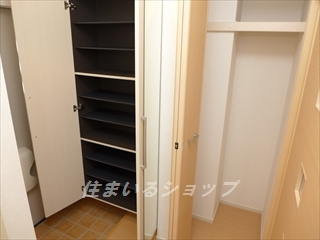 広島市安佐北区上深川町のアパートの玄関