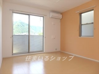 広島市安佐北区上深川町のアパートの居間・リビング|エアコン付き