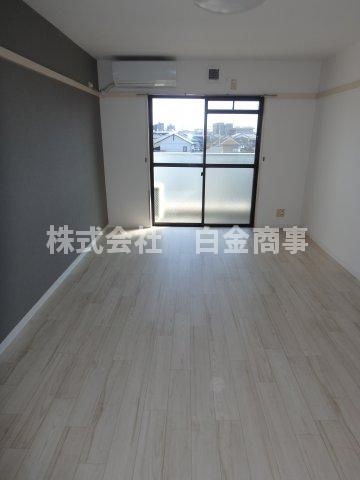 クレシード三光町の洋室