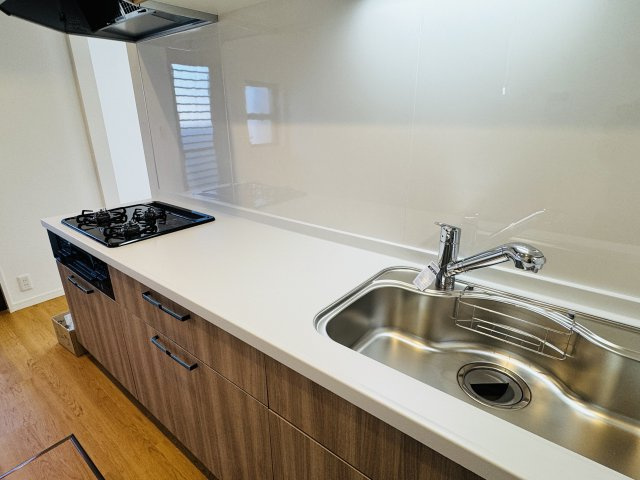 八王子市　丸山町　中古戸建てのキッチン|～３口コンロと広い調理台でお料理が捗ります～