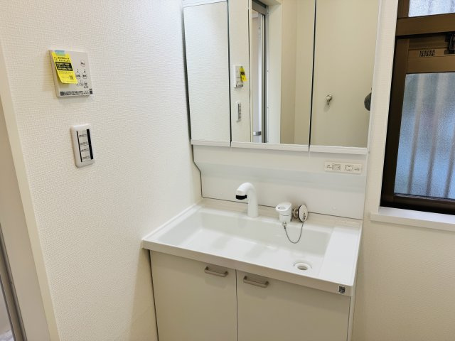 八王子市　丸山町　中古戸建ての脱衣所|～窓付きで明るい洗面所　換気もしやすいです～