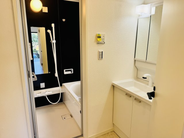 八王子市　丸山町　中古戸建ての独立洗面台|～新規交換済、３面鏡付きの独立洗面台　細々している物をスッキリ収納出来ます～