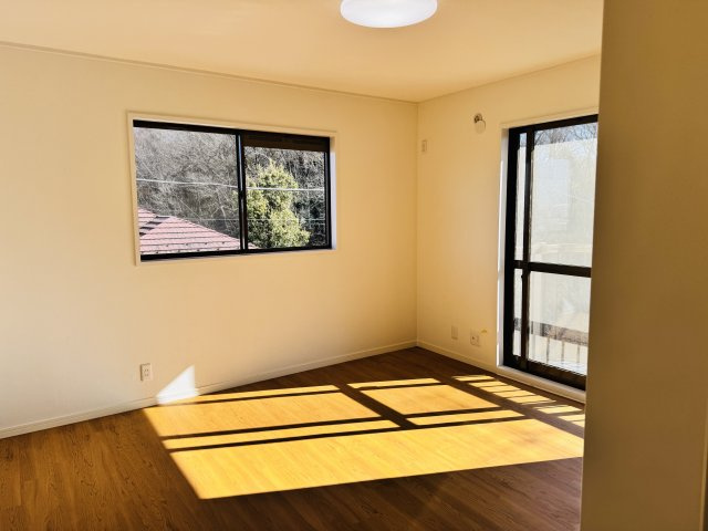八王子市　丸山町　中古戸建ての寝室|～2階8.0帖の主寝室　ベッドなど大型家具のレイアウトもしやすい広さです～