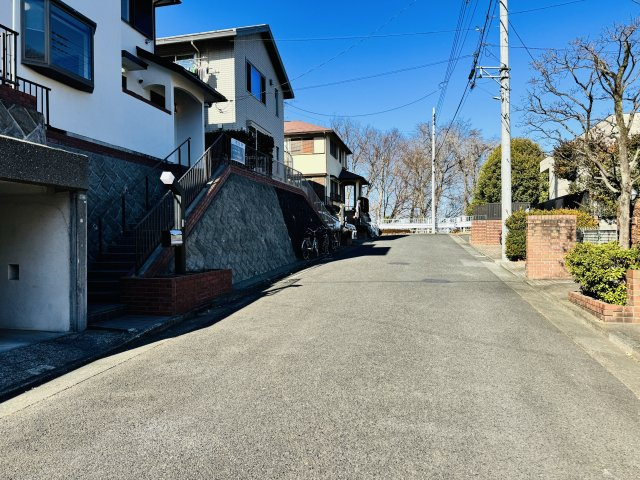 八王子市　丸山町　中古戸建ての前面道路含む現地写真|～南東側6ｍ道路に面しています～