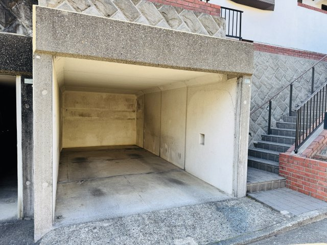 八王子市　丸山町　中古戸建ての駐車場|～地下車庫1台～