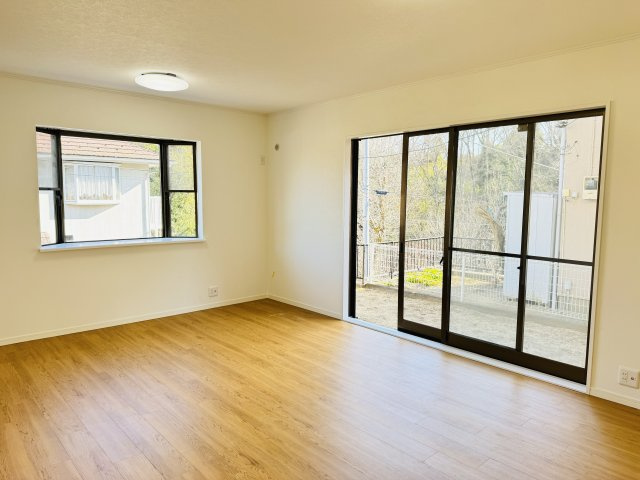 八王子市　丸山町　中古戸建ての居間・リビング|～16.5帖の明るいLDKで、家族団欒の時間をお過ごしいただけます～