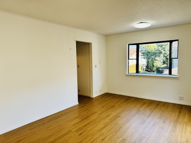 八王子市　丸山町　中古戸建ての居間・リビング|～16.5帖の明るいLDKで、家族団欒の時間をお過ごしいただけます～