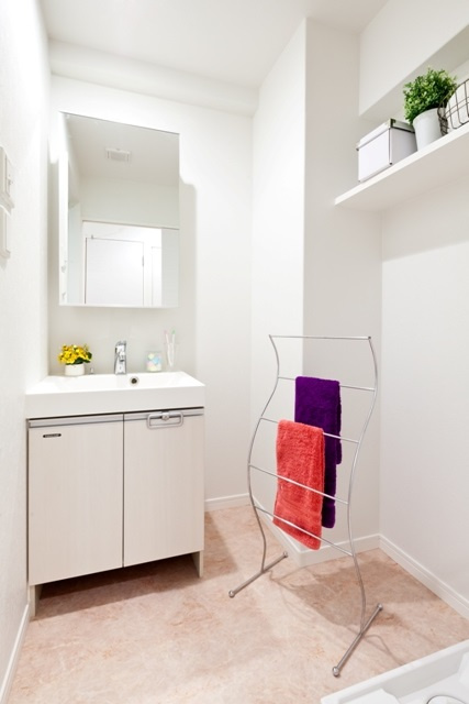 新品家具付きマンション春吉10(KaGood福岡)の独立洗面台|洗面所は間取り通りで洗濯パン横スペース狭い(※現状優先)