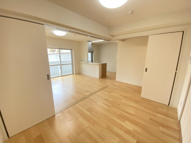 豊見城市宜保５丁目のアパートの居間・リビング