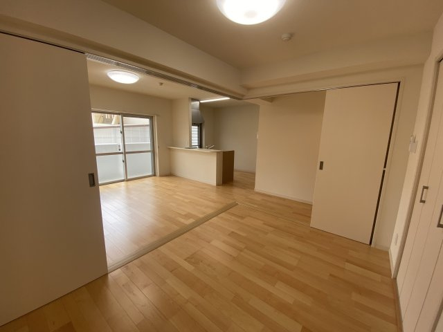 豊見城市宜保５丁目のアパートの居間・リビング