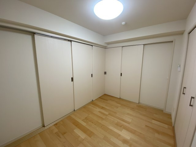 豊見城市宜保５丁目のアパートの居間・リビング