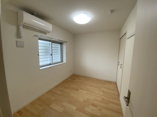 豊見城市宜保５丁目のアパートの居間・リビング