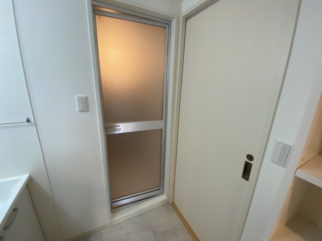 豊見城市宜保５丁目のアパートの玄関