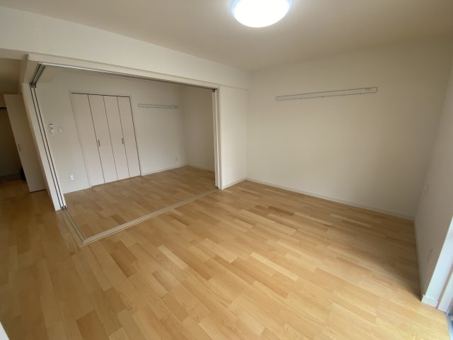 豊見城市宜保５丁目のアパートの居間・リビング