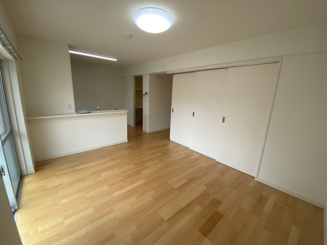 豊見城市宜保５丁目のアパートの居間・リビング
