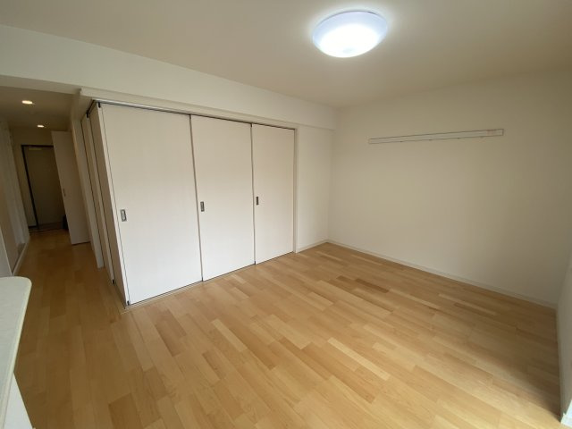 豊見城市宜保５丁目のアパートの居間・リビング