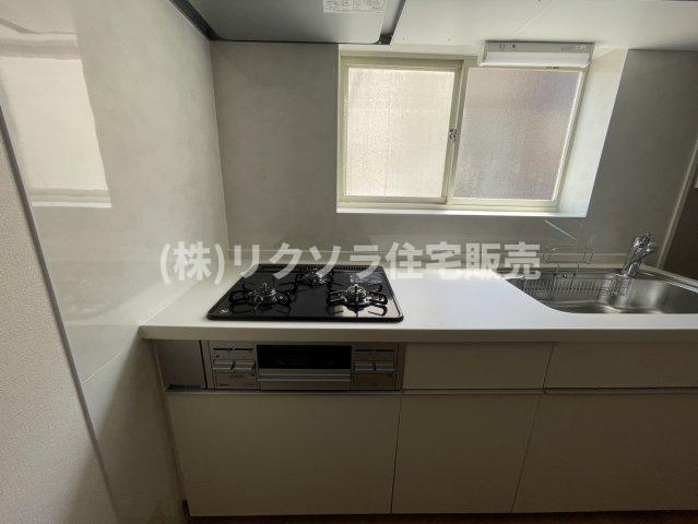 五月田町　中古一戸建てのキッチン|ビルトイン3口コンロ
■物件内覧・資金計画相談・住宅ローン相談、リフォーム相談、お問合せ受付中■
※当日・翌日のご内覧、ご相談はお電話でのお問合せがスムーズです！