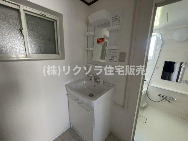 五月田町　中古一戸建ての独立洗面台|■物件内覧・資金計画相談・住宅ローン相談、リフォーム相談、お問合せ受付中■
※当日・翌日のご内覧、ご相談はお電話でのお問合せがスムーズです！