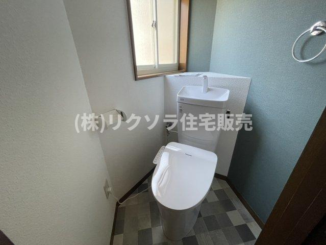 五月田町　中古一戸建てのトイレ|温水洗浄便座付き
■物件内覧・資金計画相談・住宅ローン相談、リフォーム相談、お問合せ受付中■
※当日・翌日のご内覧、ご相談はお電話でのお問合せがスムーズです！
