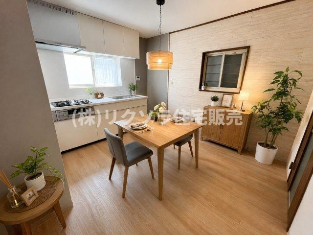 五月田町　中古一戸建ての居間・リビング|LDK7.0帖※この画像はAIによるバーチャルステージング画像です。
実際の物件には家具・インテリアは含まれません。
■物件内覧・資金計画相談・住宅ローン相談、リフォーム相談、お問合せ受付中■