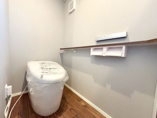 世田谷区上馬5丁目　新築戸建のトイレ|トイレは2ヶ所に設置しているため、来客時にも気兼ねなく使えます！

ご内見希望・資料請求などお気軽にお問い合わせ下さい！
03-5990-5201