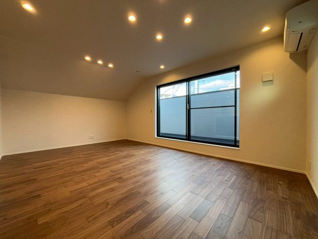 世田谷区上馬5丁目　新築戸建の洋室|全居室は2面採光のため、通風や採光性を高めてくれます。明るく開放的で快適な居住空間を実現！

ご内見希望・資料請求などお気軽にお問い合わせ下さい！
03-5990-5201