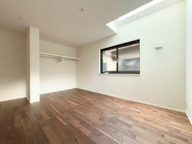 世田谷区上馬5丁目　新築戸建の洋室|木目調で落ち着いた雰囲気の内装は、どんなインテリアにも合わせやすいデザイン。

ご内見希望・資料請求などお気軽にお問い合わせ下さい！
03-5990-5201