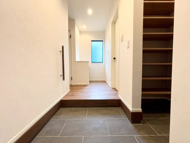 世田谷区上馬5丁目　新築戸建の玄関|ベビーカーやゴルフバッグも収納できるシューズインクローゼット！広々としたエントランスを演出。

ご内見希望・資料請求などお気軽にお問い合わせ下さい！
03-5990-5201