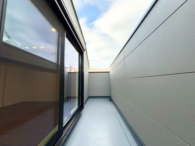 世田谷区上馬5丁目　新築戸建のバルコニー|東向きのバルコニーのため、毎日朝日が差し込みます。気持ちの良い朝を迎えることができますね！

ご内見希望・資料請求などお気軽にお問い合わせ下さい！
03-5990-5201