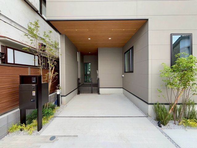 世田谷区上馬5丁目　新築戸建の駐車場|お車を所有の方にも安心のビルトインガレージ付き！

ご内見希望・資料請求などお気軽にお問い合わせ下さい！
03-5990-5201